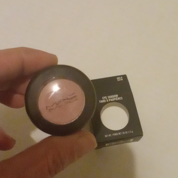 Mac long lasting eyeshadow in girlie nww - Picture 4 of 11